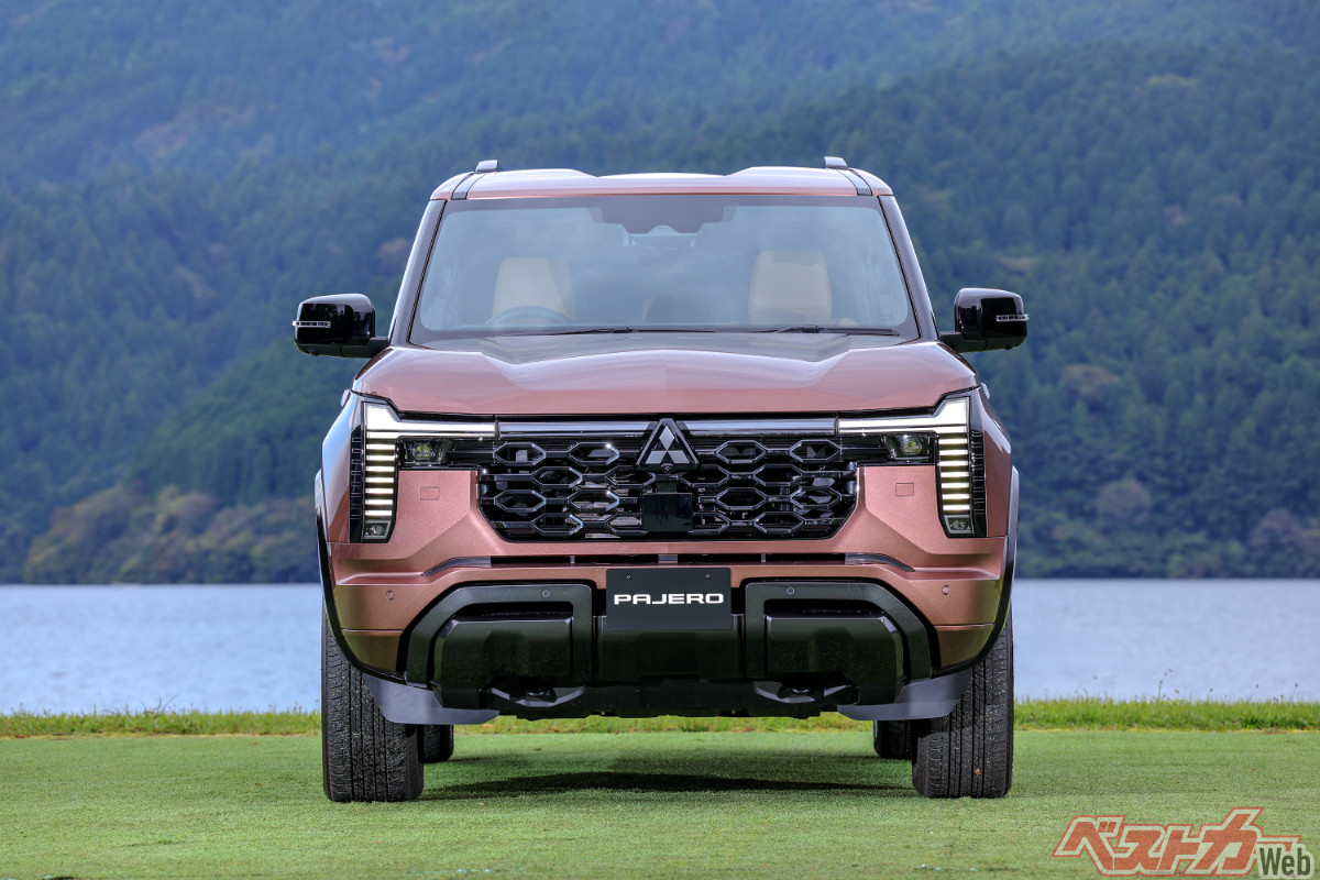 新型パジェロ日本仕様。写真はハニカムグリルを持つスーパーエクシード（最上級グレード）