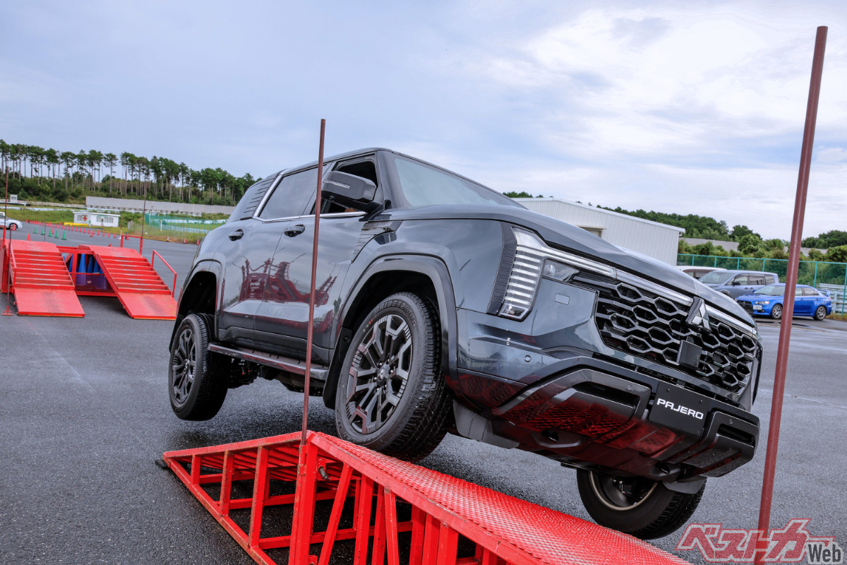 本コース横の人工ブロック（モーグル路）を乗り越える新型パジェロ。右後輪が浮いてますが、まったく問題なく、この状態でドアの開け閉めも出来ました（つまりまったくボディが歪んでいない）。すげー！