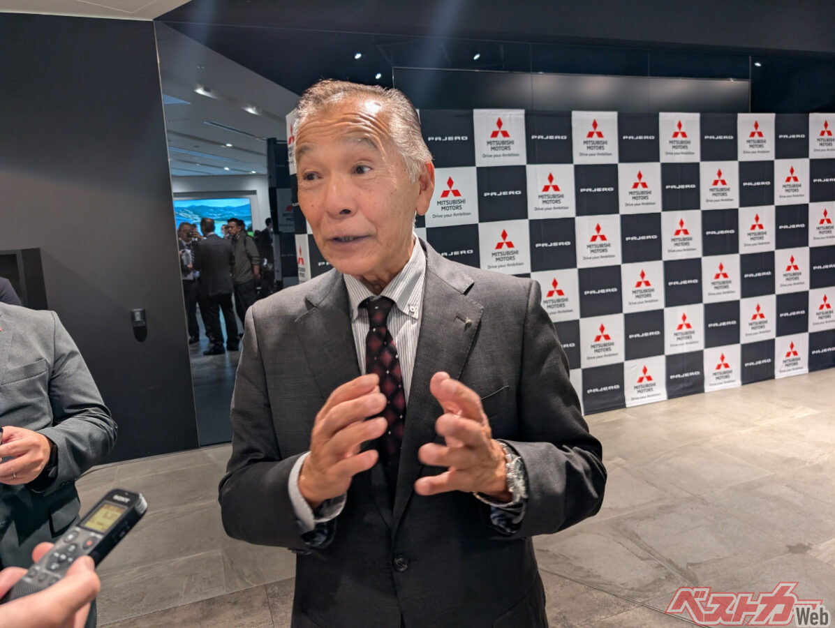 国内発表会場で記者からの質問に答える増岡浩総監督。今年のAXCRにパジェロで参戦できる。やっと岸浦社長からはっきり明言された参戦計画に喜色満面。2027年3月から参戦車両をテストして、作り上げていくという。ライバルは強力だが、勝ってくれると信じております!!