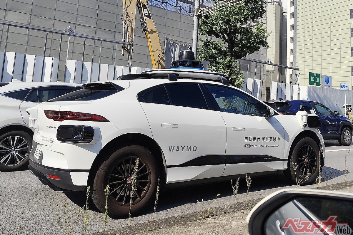 都内で実証実験中を行うウェイモのジャガーi-PACE。本運行もこのクルマかと思われたが……