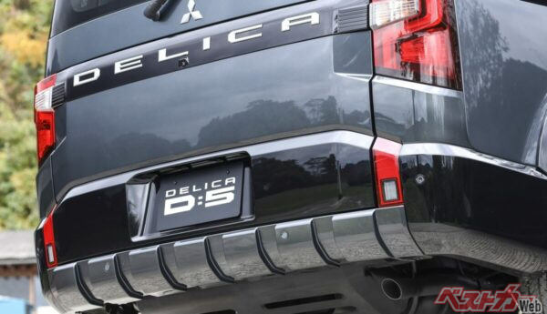 ライト形状は変更ないものの中央にDELICAロゴが。ちなみにバックランプはLEDに変更されるなど、かなり変わったのだった