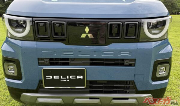 新型デリカミニのフロントグリル、ご覧の通りエンブレムがデカい!! これをデリ丸。の鼻としてデザインしているのはお見事