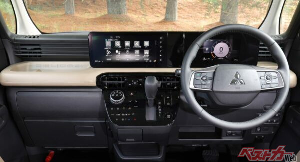 見てこの内装を!! デリカミニの場合、助手席側にデリカミニと書かれるのもイイね!!!!