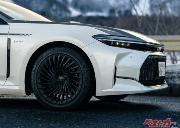 タイヤサイズは245/45ZR20