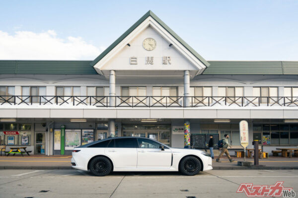 白馬駅とクラウン 特別仕様車 Z “THE 70th” 燃料電池車 
