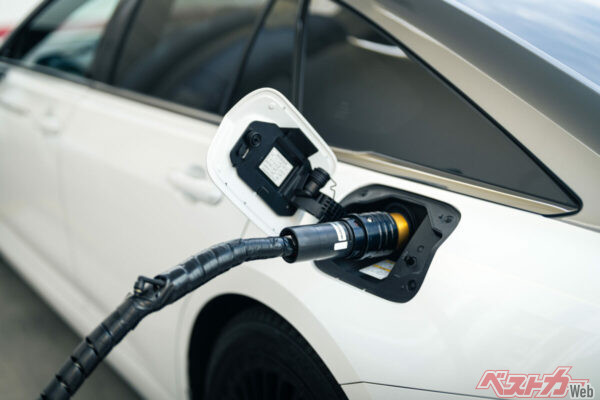 クラウンFCEVの水素充填時間は約3分程度 (※水素充填圧および外気温により、充填時間は異なります)