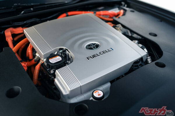水素と酸素で発電する燃料電池スタックの出力は174ps。加速時には駆動用バッテリーから電力がアシストされることで、最高出力182psを発揮