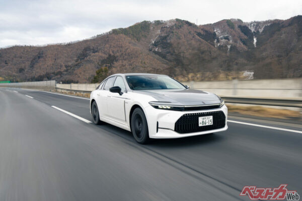 アクセルワークにダイレクトかつスムースに応え、高級車らしい静粛性を保ちながらも力強く加速。クラウン 特別仕様車 Z “THE 70th” 燃料電池車。クラウンの歴史を継承するバイトーンのボディカラーを採用する