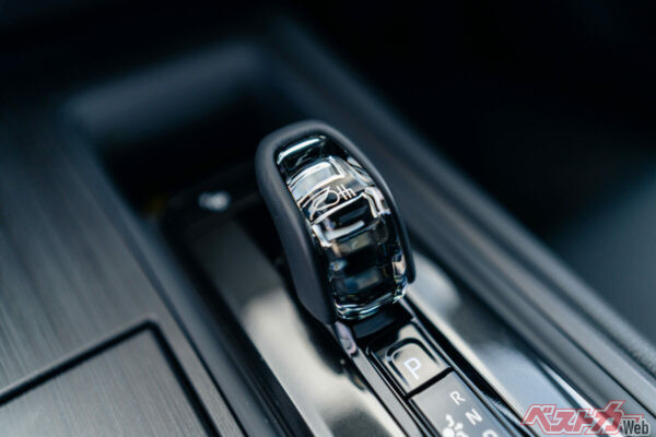 シフトノブには「THE 70th」のロゴをあしらい特別感を演出