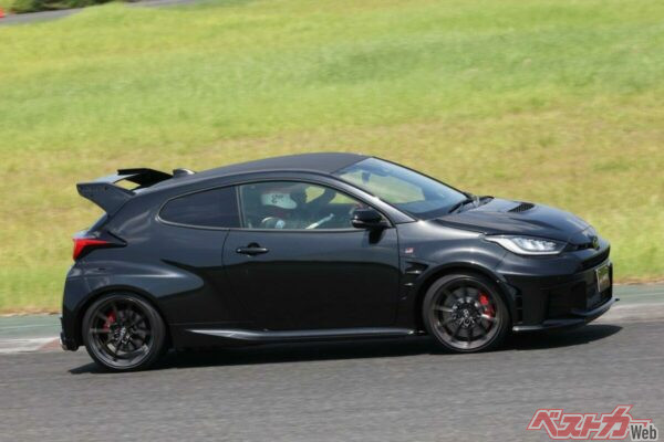 ダウンフォースがきっちり効いて加速もハンドリングも気持ちいいエアロパフォーマンスパッケージ