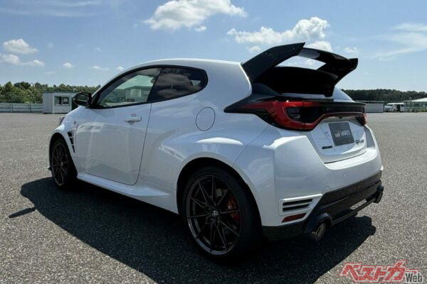 可変式のリアウイングは効果バツグン。ブレーキング時の安定性でも効果を見せる