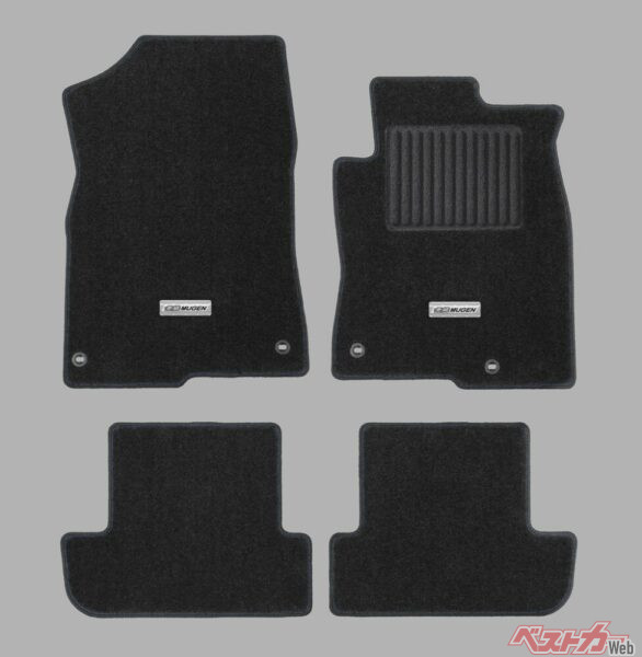 スポーツマット、4万6200円。表地は耐久性に優れたナイロン素材、裏地にはフロアとマットのズレや滑りを防ぐ合成ゴム素材（SBS）を採用。運転席のマットには磨耗を抑止するヒールパッドを装備。無限メタルプレートエンブレム付き。1台分4枚セット