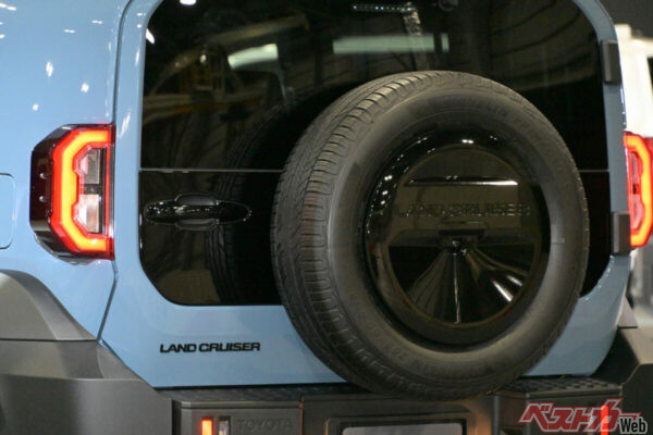 リアはガラスとグロスの樹脂パネルでブラックアウトされたイメージ。ただオフロードを考えると下半分のツヤあり塗装はスクラッチが目立ちそうか?