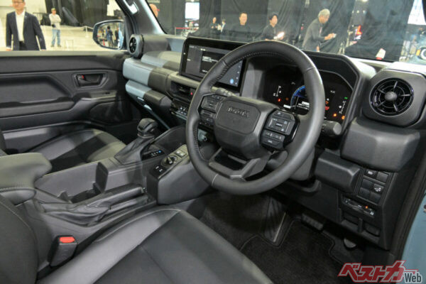 インテリアはランクル250譲り。70も共通のシフトノブからあの6ATが搭載されていることがわかる。サイドブレーキは手引き