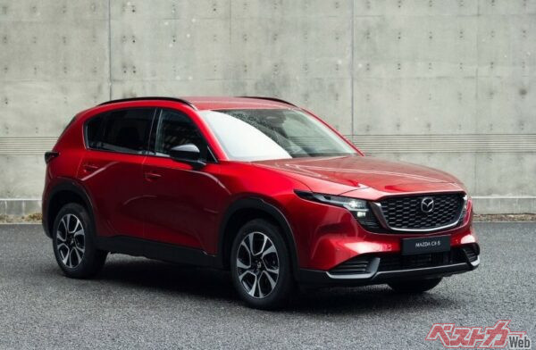 新型CX-5のエントリーモデル。ヘッドライトの構成が上級仕様とは異なる