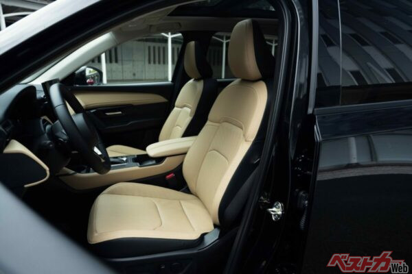 1990年代のイタリア車をリスペクトした本革シート