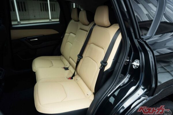 後席居住空間は、ヘッドルームが29mm拡大し、膝前空間が64mm拡大。特に後席のドアの開口部が約70mm拡大