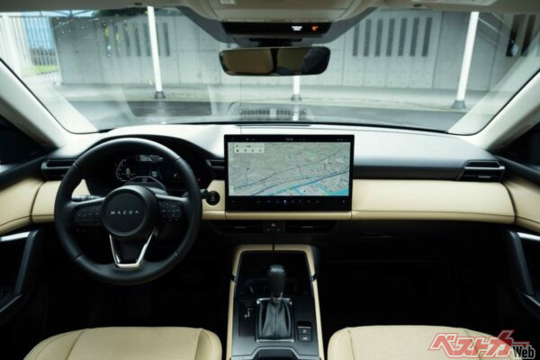 15.6インチのセンターディスプレイが目立つ。スッキリとしていて高級感が溢れている