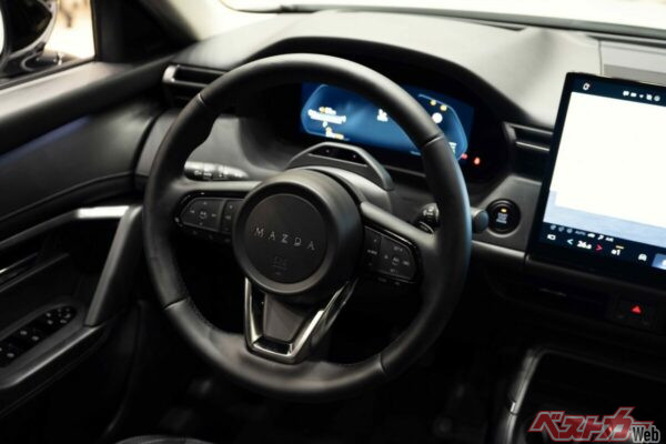 ステアリング中央にはMAZDAのロゴ。左右のスイッチは静電センダー付きで使いやすかった