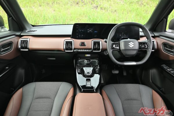 少し先進さを増したEビターラ。物理ボタンも残り、何でもかんでもディスプレイに依存しないクルマ作りはさすが