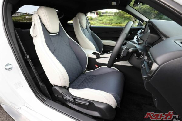 シートは運転席と助手席で着座フィールを作り分けている