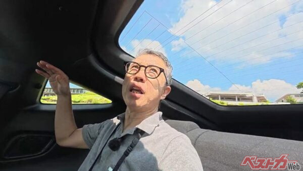 頭の位置がガラス直下となってしまううえ、脇のピラーが側頭部に当たる