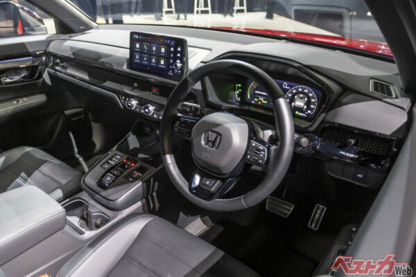 アコードと同様にグーグル搭載のディスプレイオーディオが組み込まれており、アプリをインストールすることで機能をアップデート可能。USB &ワイヤレスチャージャーや、BOSE製プレミアムサウンドシステムも