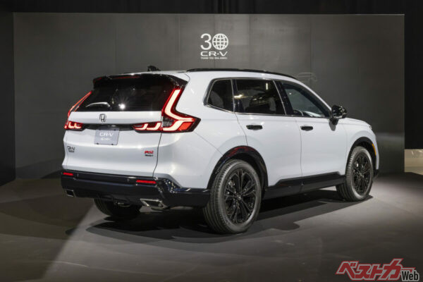 先代比で全長は＋95mm、全幅は＋10mm、全高に変化はなく、ボディサイズは4700×1865×1680mm。ホイールベースは2700mm