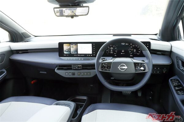 エアコンユニットをボンネット下に押し込んで前席足元がすっきりした。ダッシュボードも低い