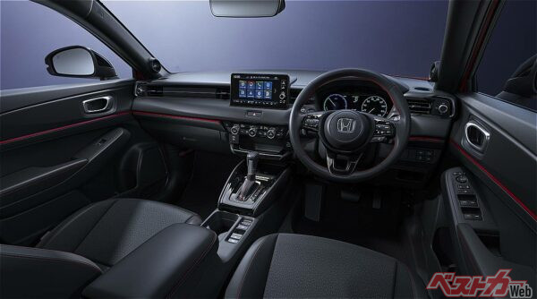 インテリアでは赤の差し色のブラック内装が光る