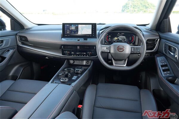 ロッククリークの内装。ラバレッドの差し色を配した防水シートがおごられる