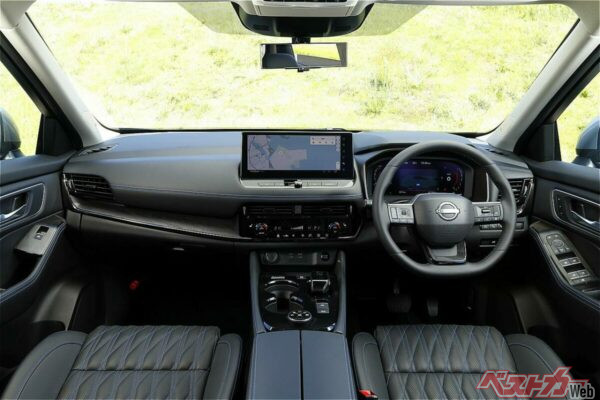 オーテック スポーツスペックのインテリア。ブルーステッチをあしらったレザーシートが標準となる