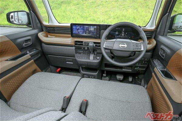 ハンモックのような左右への広がりを表現したというインテリア。デュアルモニターを備える