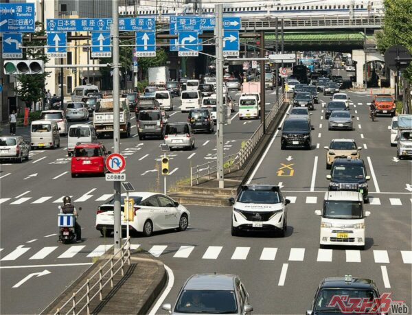 クルマが入り乱れる幹線道路をほぼ手放しで走るアリア！（中央）