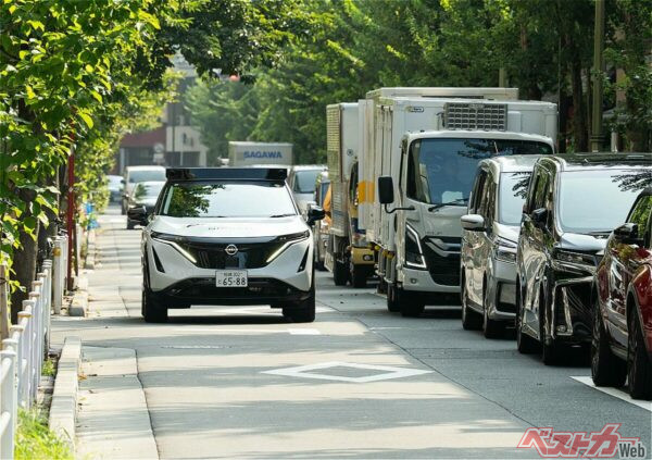 細い路地でもリスクを予想しながら走る。うーんすごい……