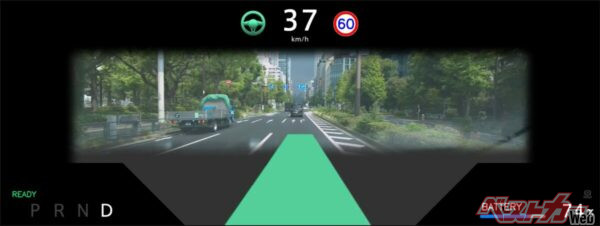 インパネ内の表示。2秒先までのクルマの進行方向をグリーンの帯で表示する