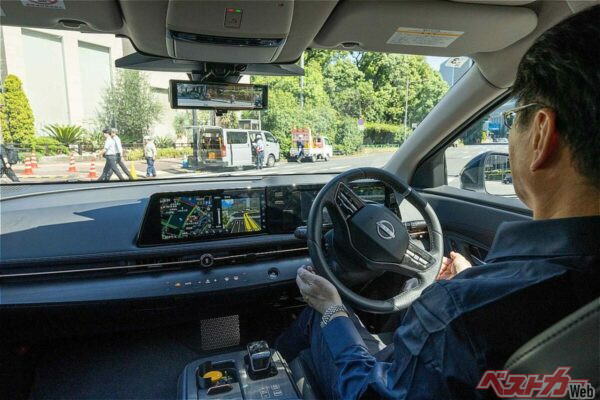 ルートを設定してスタートボタンを押せばあとはクルマ任せ。ついに未来がやってきた！