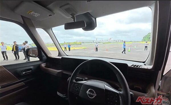 新型ルークスの広々とした視界も立ったAピラーのおかげ!