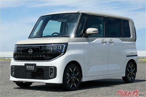 これがプレミアム2トーン(ホワイトパール×フローズンバニラパール)。ボンネットから色が変わる点がポイント!