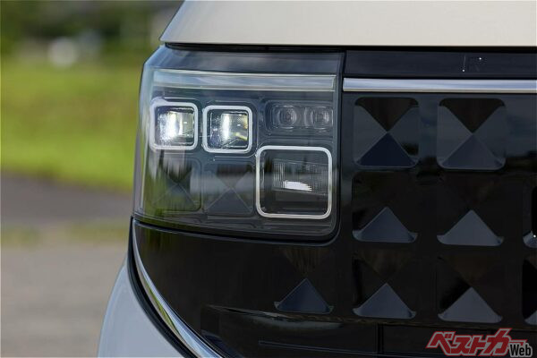 ターボモデル専用のアダプティブLEDヘッドライト。大きい四角がハイビーム、その上がウインカー、小さく四角2つがロービーム
