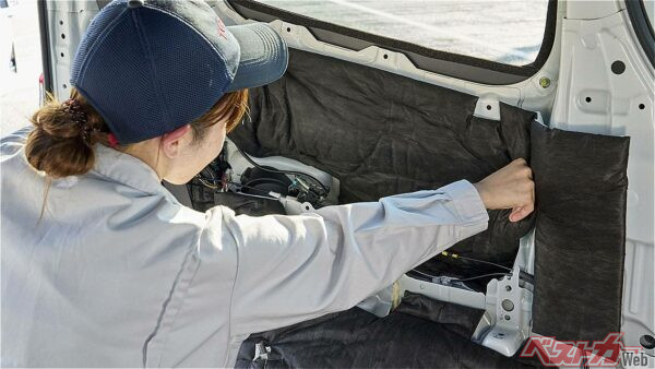 リアタイヤ回りに防音材を追加しノイズ侵入を低減する