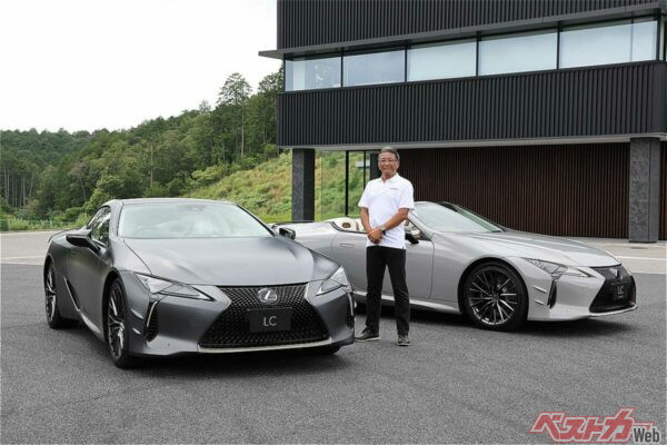 左がLC500 PINNACLE、右がLC500コンバーチブルPINNACLE。中央に立つのはチーフエンジニアを務めた武藤康史氏