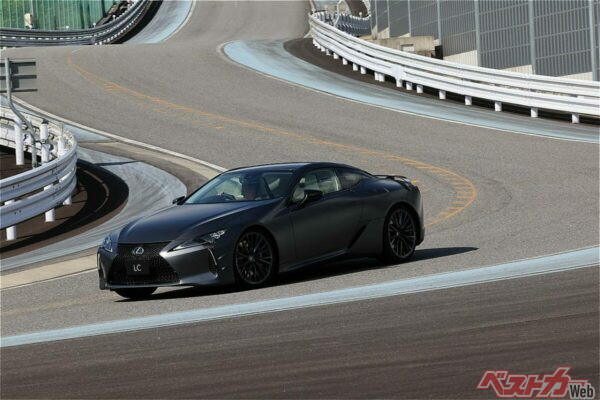 コーナリングは「ラグジュアリーのスポーツ」ではなく「スポーツのラグジュアリー」を感じさせる