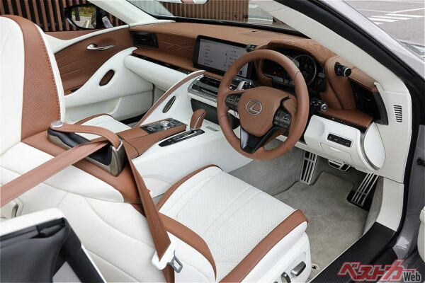 ニュートリノグレーのボディカラーにサドルタン／ホワイトのインテリアカラーを組み合わせたコンバーチブルのインテリア