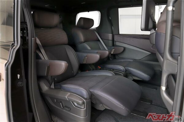 リアシートのオットマン使用時。あえてゴロゴロできるよう肘置きは跳ね上げ式