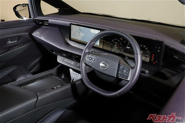 14.3インチディスプレイを2枚並べたインパネ回り。シフト操作はボタン式だ