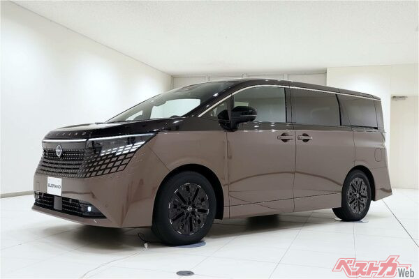 これが新型エルグランド。全長4995mm、全幅1895mmという堂々たる姿