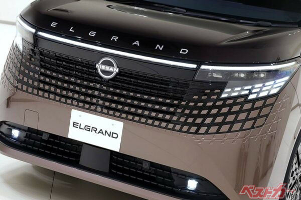 新型エルグランドついに降臨!!　デカいリアスポがド迫力!!　こりゃアルヴェルとはキャラが違うぜ!!