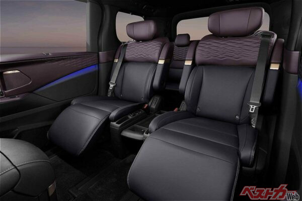 紫檀というツートーンインテリア。2列目シートの肘置きはあえて跳ね上げ式