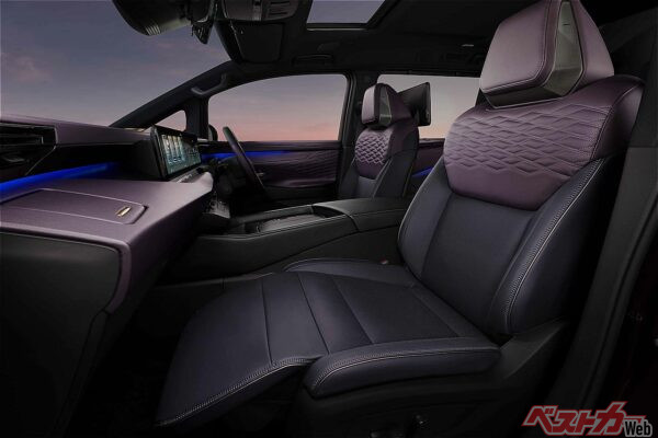 助手席にもオットマン機能を採用した